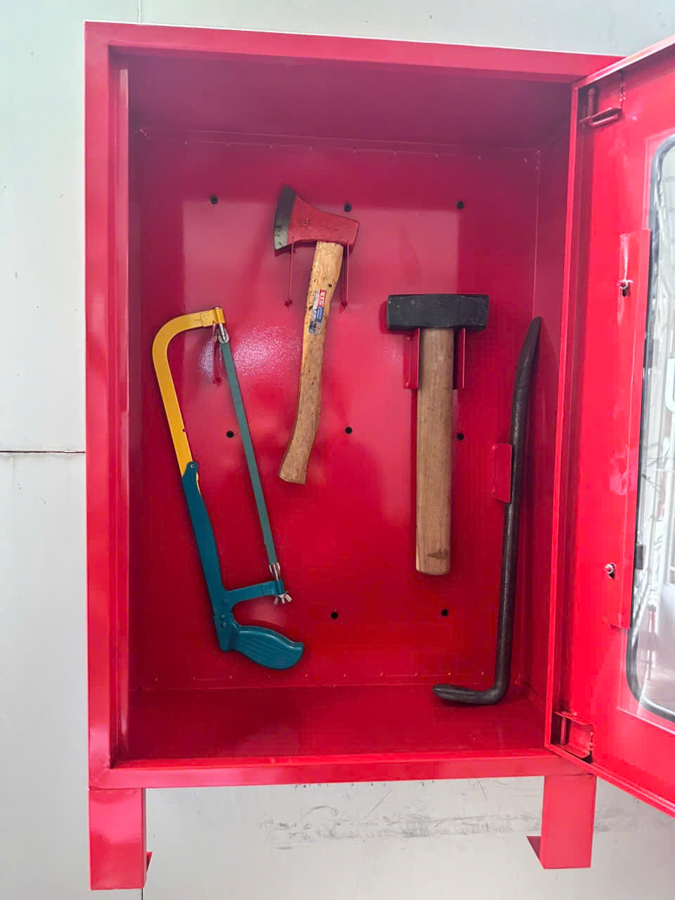 Lắp tủ dụng cụ.